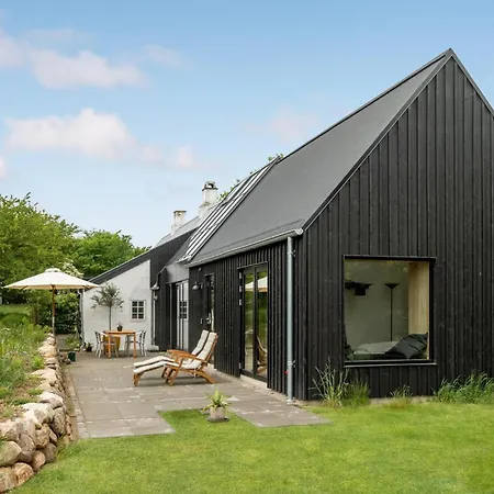 بيت للعطل 4 Bedroom Stunning In *